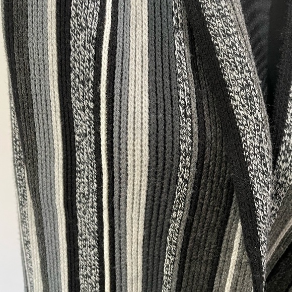 Roundtree & Yorke Multi-Striped Knit Scarf - Picture 2 of 3